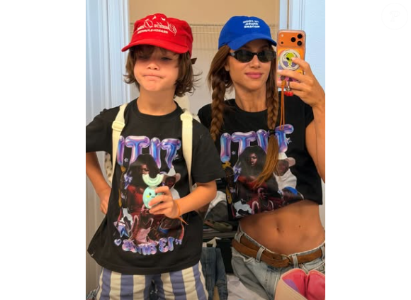 Zyan, o caçula, se diverte em foto com a mãe