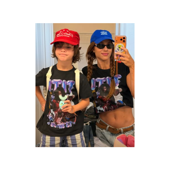 Zyan, o caçula, se diverte em foto com a mãe