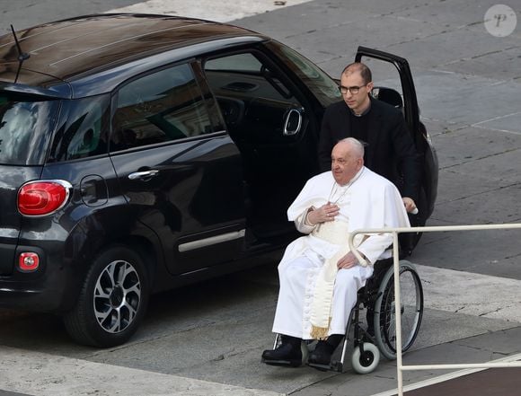Papa Francisco está 'vigilante, orientado e colaborativo' no 18º dia de hospital