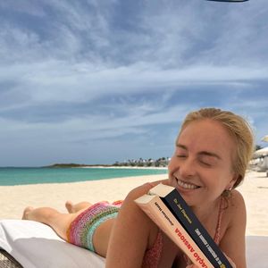 Beleza natural de Angélica roubou a cena durante viagem internacional, ao lado do esposo, Luciano Huck.