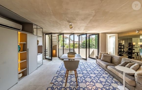 No quarto, também é possível relaxar em um sofá ou se exercitar em uma academia particular
