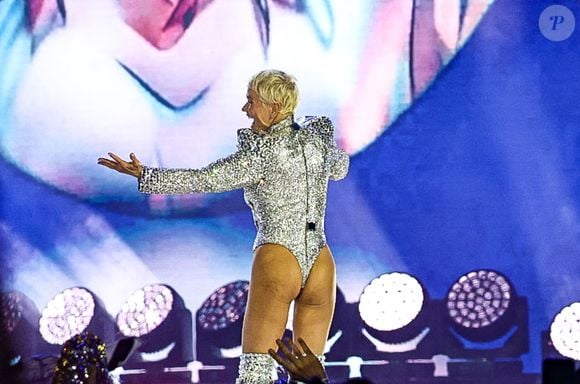 Xuxa Meneghel vem sendo atacada pelo figurino usado na turnê 'O Último Voo da Nave'