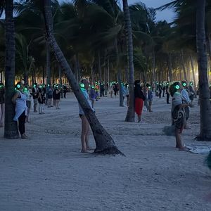 Angélica participou de meditações na praia