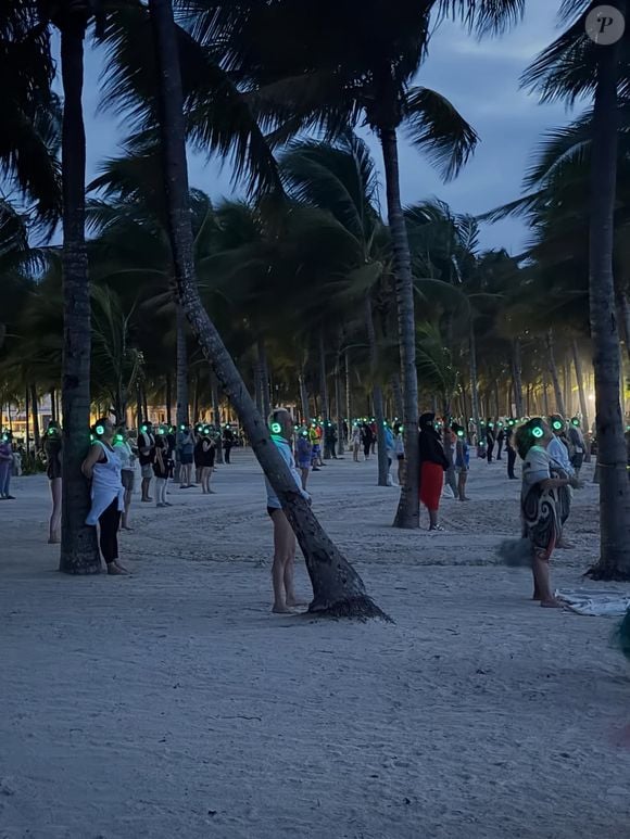 Angélica participou de meditações na praia
