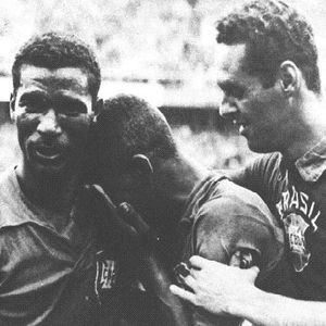 Vestindo azul, Pelé chora de emoção após o título de 1958
