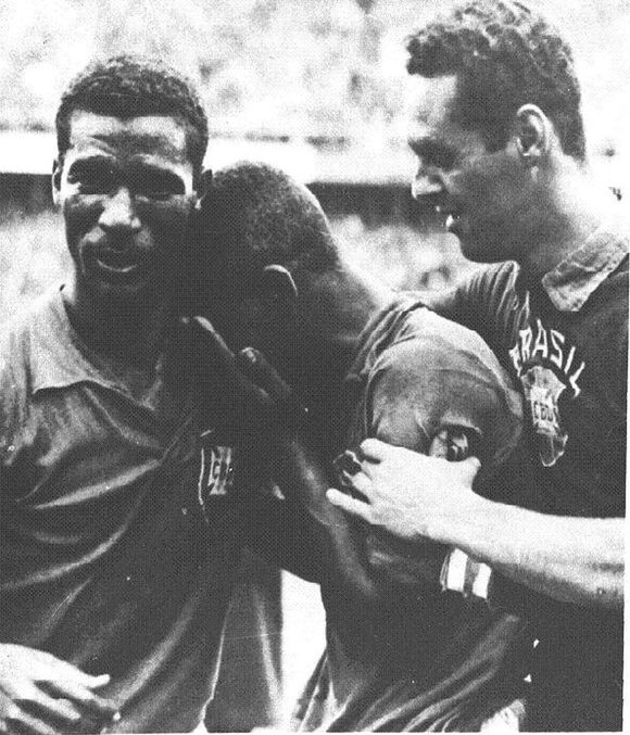 Vestindo azul, Pelé chora de emoção após o título de 1958