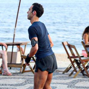 Qual é o segredo das pernas torneadas de César Tralli? Agora apresentador do 'JN', jornalista pratica uma atividade simples: '25 quilos...'