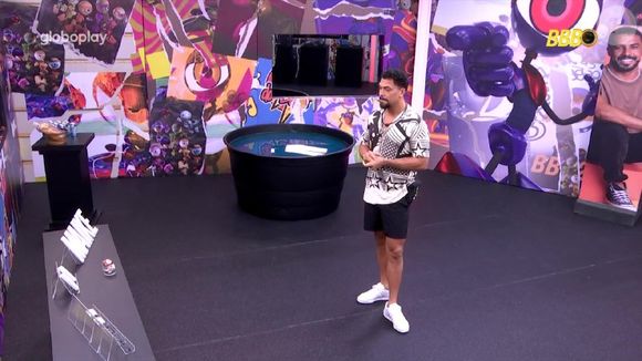 Vinícius deve transferir um líquido de um tanque maior para cinco tanques menores usando apenas um dosador no 'BBB 25'
