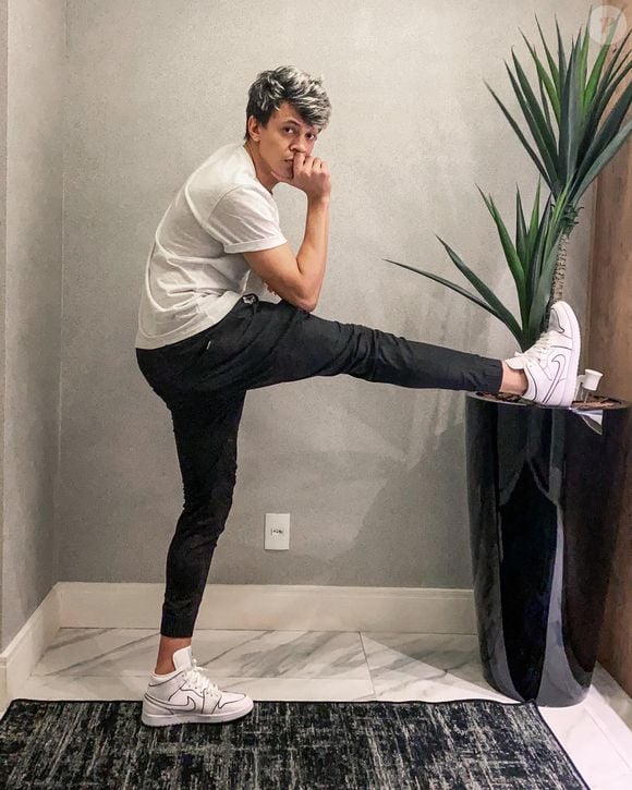 Depois de ficar loiro, Cocielo clareou ainda mais, platinando os fios