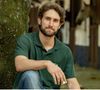 Felipe Ricca é Carlos, veterinário da Hípica do Rio que tem amizade com Tiago (Pedro Waddington) e André (Breno Ferreira).