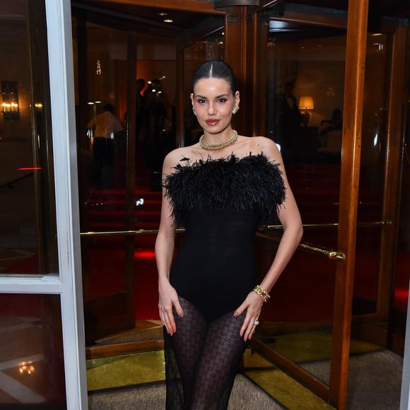 Camila Queiroz apostou na transparência e em plumas para surgir elegante no primeiro Golden Globes Brasil