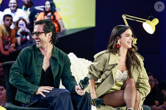 "Vocês não perdem por esperar. É só isso que eu posso dizer pra vocês", garantiu Romulo durante a conversa com Bruna Marquezine