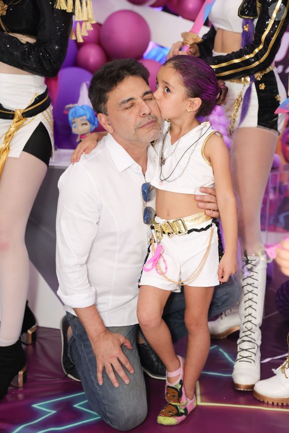 Zezé Di Camargo posou com a neta Julia, que completou 5 anos de idade