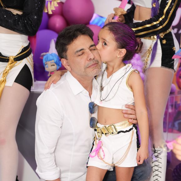Zezé Di Camargo posou com a neta Julia, que completou 5 anos de idade
