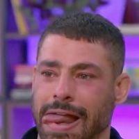 'Me quebrou': Cauã Reymond chora ao vivo no 'Mais Você' ao falar da morte da mãe, falecida aos 55 anos por câncer