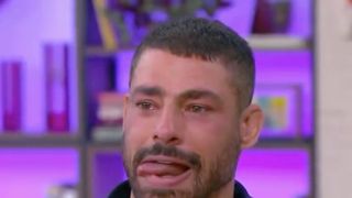 'Me quebrou': Cauã Reymond chora ao vivo no 'Mais Você' ao falar da morte da mãe, falecida aos 55 anos por câncer