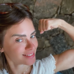 "Se eu estivesse doente como as pessoas dizem que estou, já teria morrido, estaria lá em cima [risos]", disse Carolina Dieckmmann