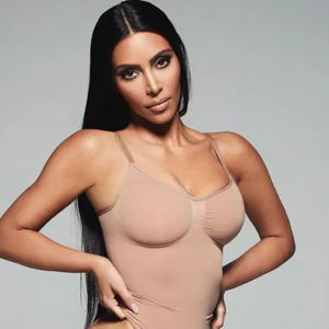 Collab com Kim Kardashian é vendida por US$ 160 no site da Adidas nos EUA, modelo chega a cerca de R$ 830,70 na cotação atual, sem taxas