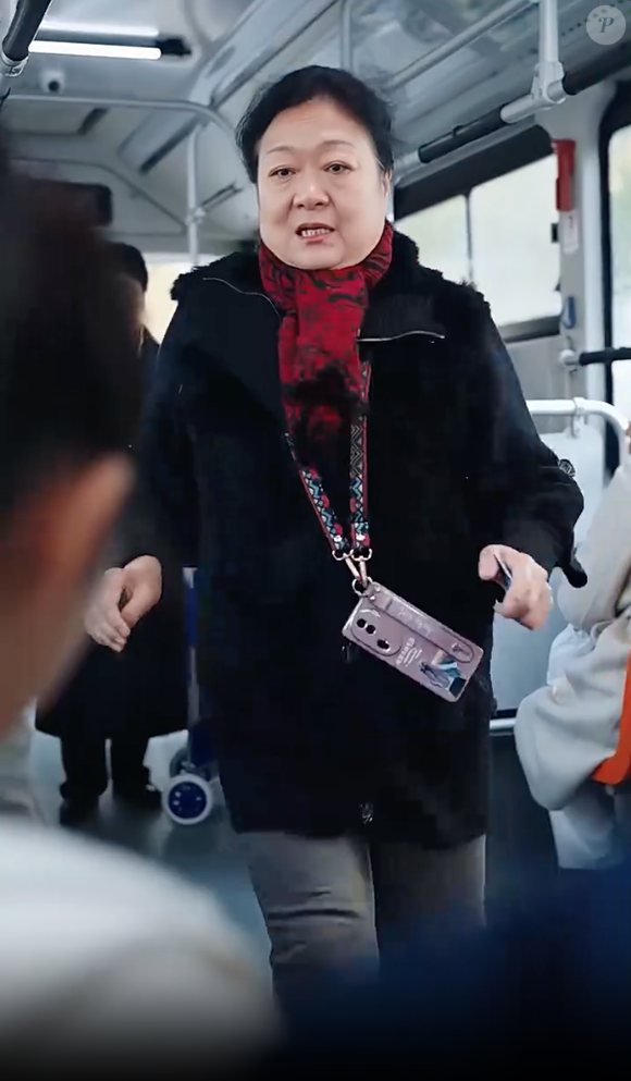 Luiza estava doente e se recusou a ceder seu lugar no ônibus para um idoso, causando uma confusão