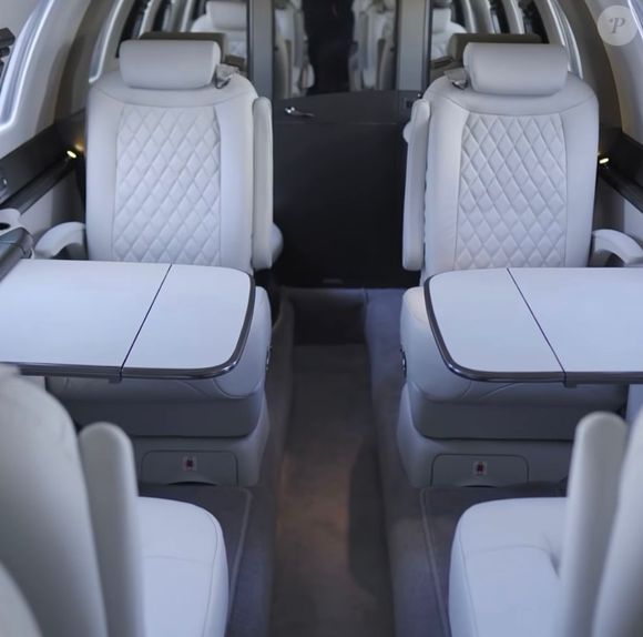 O interior do jatinho de Simone Mendes chama atenção pelo acabamento em couro branco, iluminação moderna e configuração das poltronas voltada ao conforto durante os voos