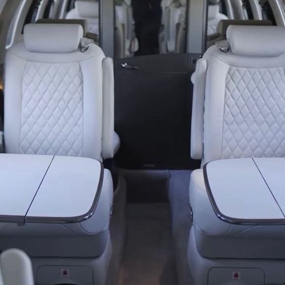 O interior do jatinho de Simone Mendes chama atenção pelo acabamento em couro branco, iluminação moderna e configuração das poltronas voltada ao conforto durante os voos