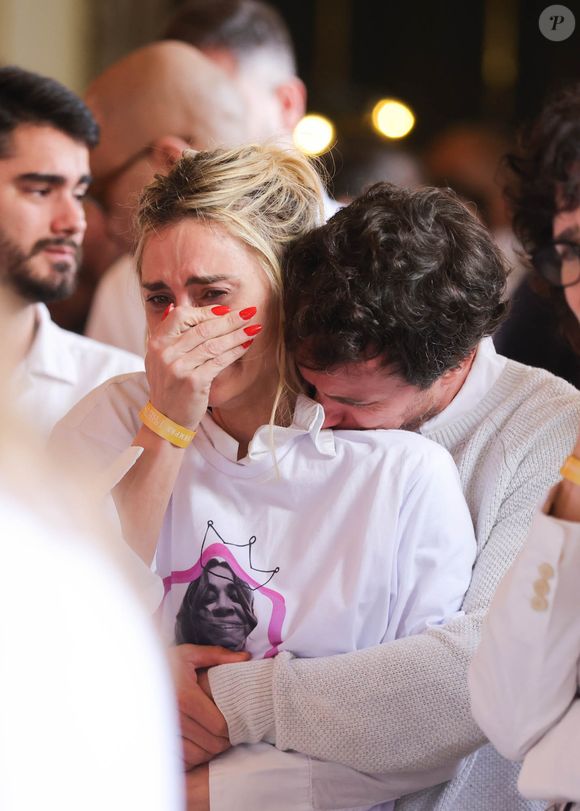 Carolina Dieckmmann, Francisco Gil, Caio Blat, Ivete Sangalo e outros famosos se emocionaram durante o velório