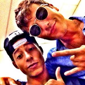 Peter postou uma foto ao lado de Bruno Gagliasso durante as gravações de 'Babilônia', em 2015