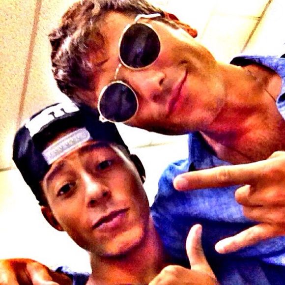 Peter postou uma foto ao lado de Bruno Gagliasso durante as gravações de 'Babilônia', em 2015