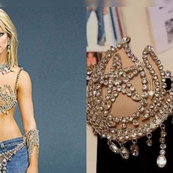 9. Britney Spears (2001) - Durante a estreia no festival, a estrela pop fez questão de contar com escolta policial para se locomover do camarim até o palco, priorizando a segurança e evitando aglomerações.