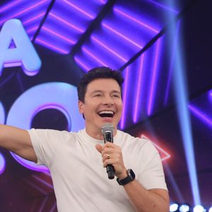 O apresentador, conhecido por sua longa trajetória na RecordTV, assinou contrato na última terça-feira (29/7) para uma participação especial na próxima temporada do quadro Dança dos Famosos, que estreia no dia 3 de agosto, dentro do Domingão com Huck.