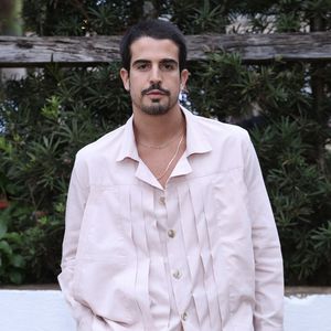 Enzo Celulari marca presença na festa de boas-vindas de Giovanna Lancellotti e Gabriel David.