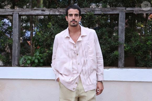 Enzo Celulari marca presença na festa de boas-vindas de Giovanna Lancellotti e Gabriel David.