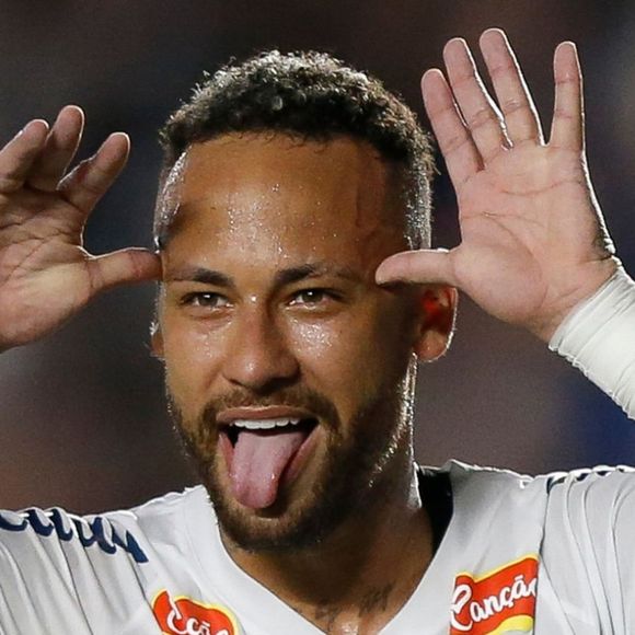Neymar está impedido de usar seu helicóptero há mais de 10 dias por conta de documentação vencida