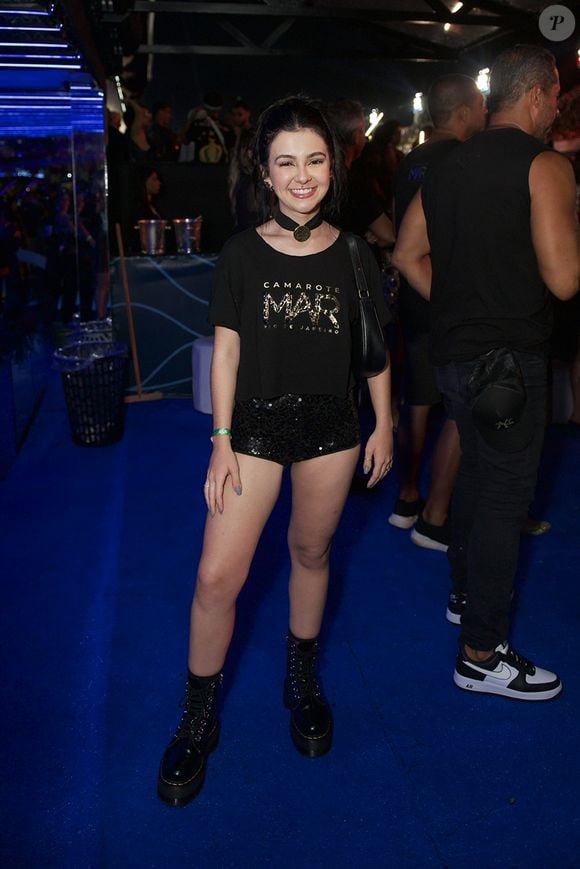 De all black, Klara Castanho foi modesta no look e apostou em brilhos no short