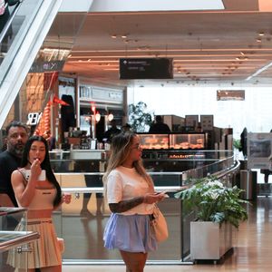 Para completar o visual, um tênis branco de salto plataforma e uma uma bolsa Hermès