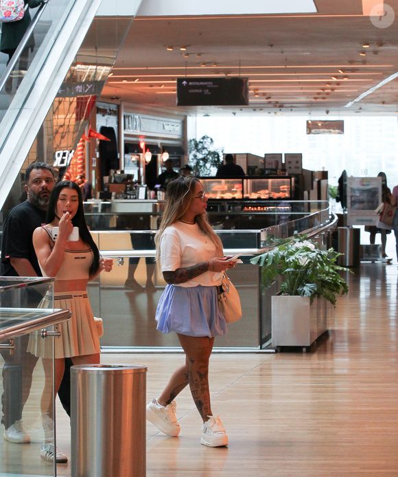 Para completar o visual, um tênis branco de salto plataforma e uma uma bolsa Hermès