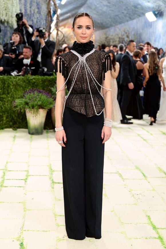 Miranda Priestly aprovou? A atriz Emily Blunt, presente  em 'O Diabo Veste Prada 2', marcou presença no Met Gala 2026 com um vestido de gola alta, sem mangas, arrematado por um acessório com aplicações de pérolas