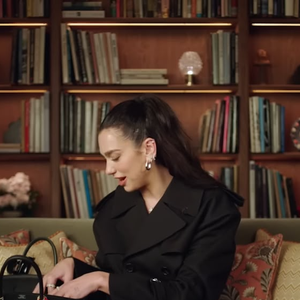 Dua Lipa carrega um baralho de tarô e contou à Vogue que gosta de tirar uma carta por dia