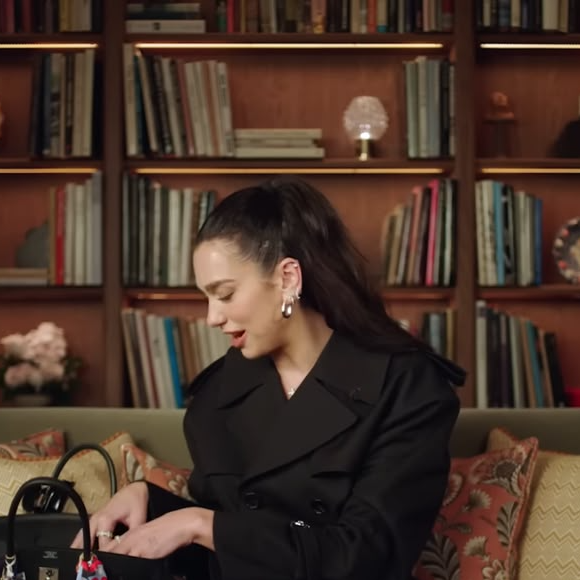 Dua Lipa carrega um baralho de tarô e contou à Vogue que gosta de tirar uma carta por dia