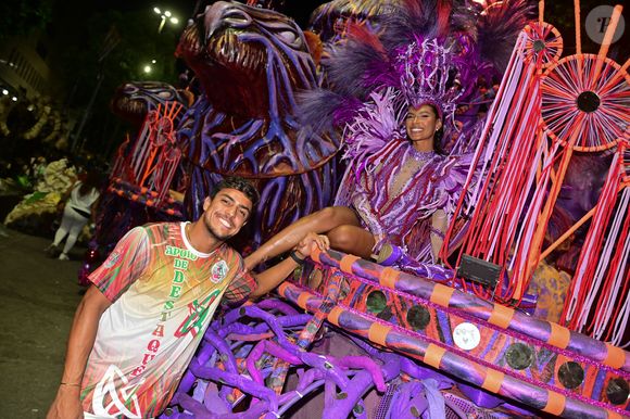 Destaque de um dos carros alegóricos, Pocah usou um look roxo e posou ao lado do namorado