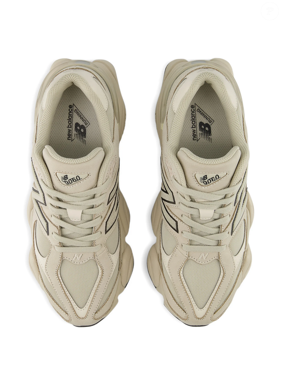 Para quem busca conforto no dia a dia, o New Balance 9060 conta com amortecimento ABZORB na entressola, enquanto o solado com padronagem geométrica reforça o visual marcante do modelo
