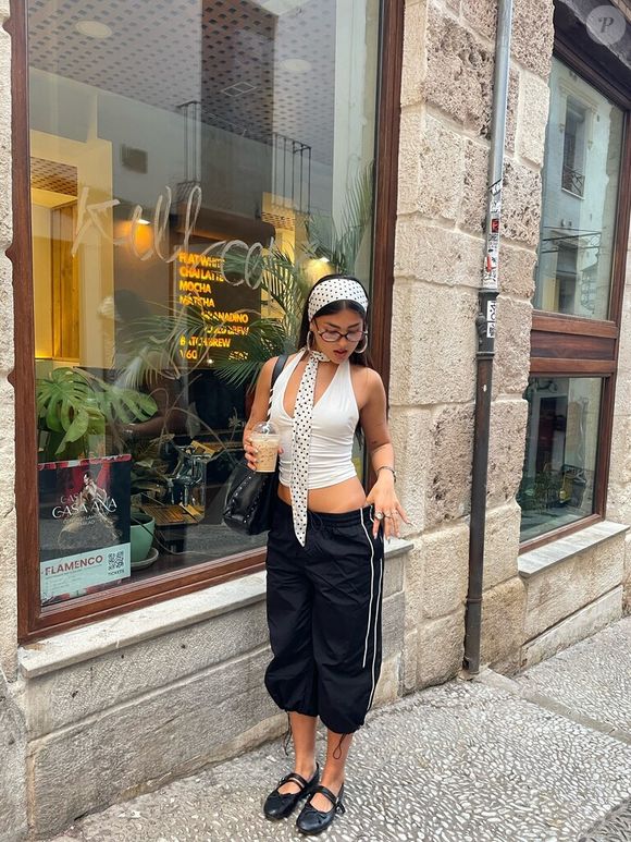 O estilo coquette continua influenciando a moda feminina e encontra na sapatilha Mary Jane um de seus principais símbolos, graças aos laços, à estética romântica e ao visual delicado