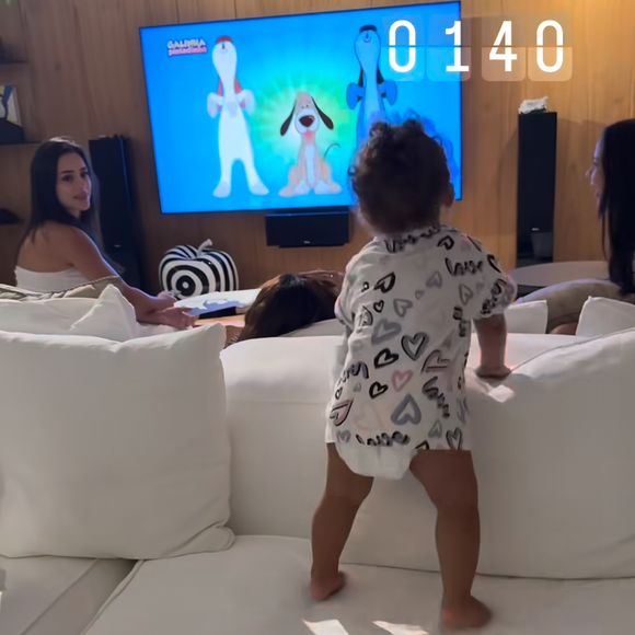 Neymar e Bruna Biancardi surgiram juntos em um storie nesta semana, com a filha Mavie, em uma mansão em Mangaratiba