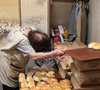 Enquanto muitos ainda estão dormindo, Yuriko já está preparando massas, recheios e doces na Yaoki Bakery. A dedicação da padeira japonesa de 84 anos tem emocionado internautas ao redor do mundo