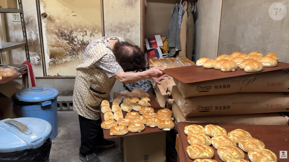 Enquanto muitos ainda estão dormindo, Yuriko já está preparando massas, recheios e doces na Yaoki Bakery. A dedicação da padeira japonesa de 84 anos tem emocionado internautas ao redor do mundo