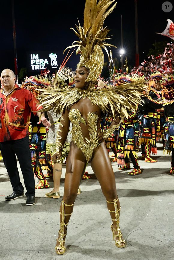 A Viradouro foi a terceira escola a desfilar na noite de abertura do Carnaval do RJ: Érika Januza apostou em fantasia exuberante dourada