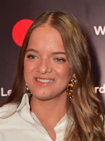 Camisa cropped e calça preta: Rafa Justus monta look P&B elegante com duas peças coringas e bolsa Prada de R$ 24 mil