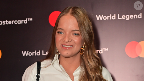 Camisa cropped e calça preta: Rafa Justus monta look P&B elegante com duas peças coringas e bolsa Prada de R$ 24 mil