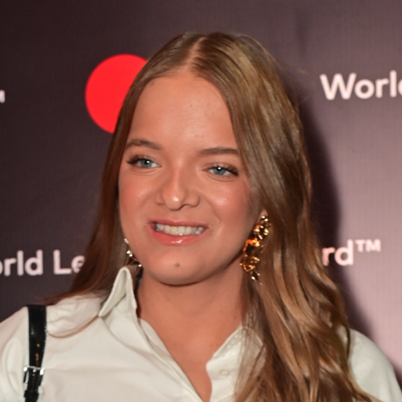 Camisa cropped e calça preta: Rafa Justus monta look P&B elegante com duas peças coringas e bolsa Prada de R$ 24 mil