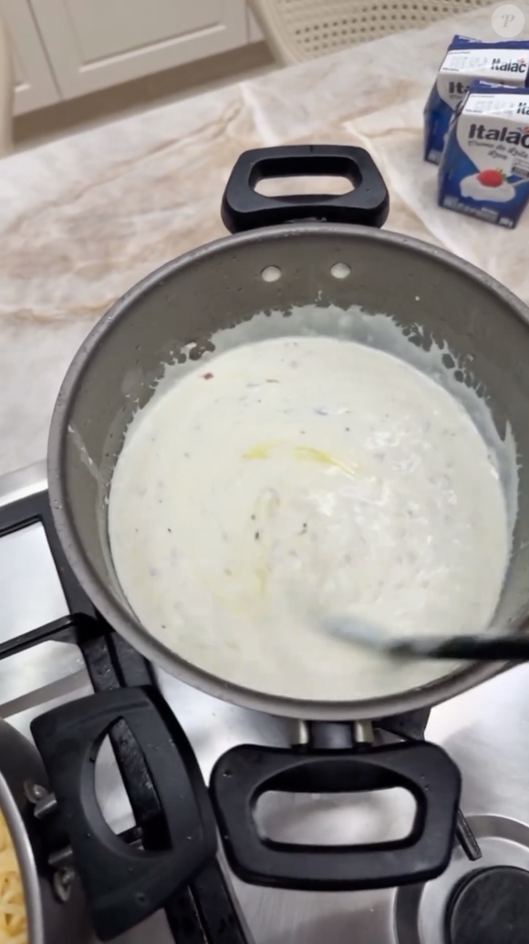 Em seguida, acrescente o creme de leite, requeijão e queijo para a mistura ficar cremosa